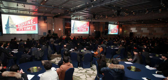 11일 서울 삼성동 코엑스 인터컨티넨탈 호텔에서 열린 'EMC 비즈니스 파트너 데이 2015' 에서 참석자들이 한국EMC의 파트너 및 제품 전략에 대해 설명을 듣고 있다.